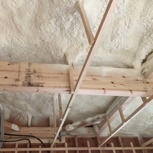 更に、屋根に面している天井は全て室内の熱が逃げない様に吹付断熱(アイシネン・生涯保証書付き断熱材)を280mm以上吹付て施工します